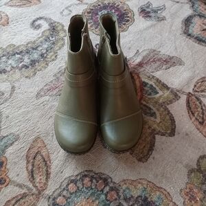 Clarks Olive Ankle Boots for Women Size 7.5 Ultimate Comfort Collection NWOT